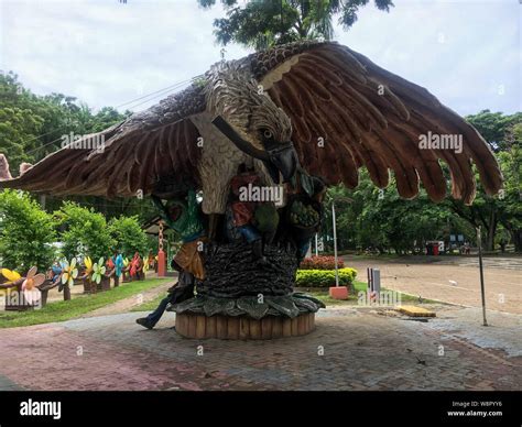  Sarimanok! การผจญภัยอันเหลือเชื่อของนกขุนเขาในตำนานฟิลิปปินส์